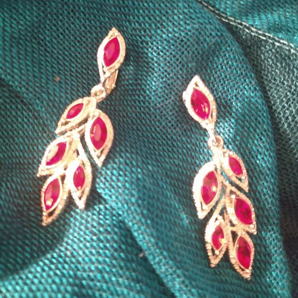 Delicate Leaf-Shape Red Rhinestones Clip Earrings - Picture 1 of 3